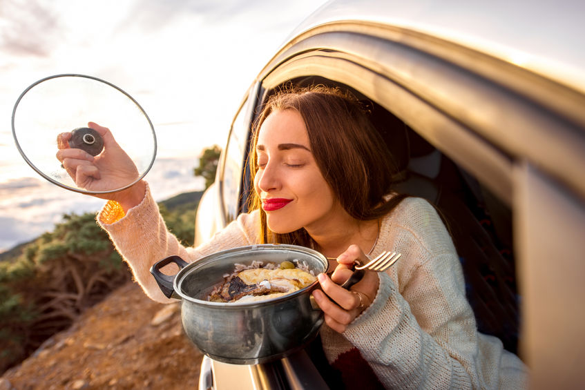 Kobieta z jedzeniem w samochodzie